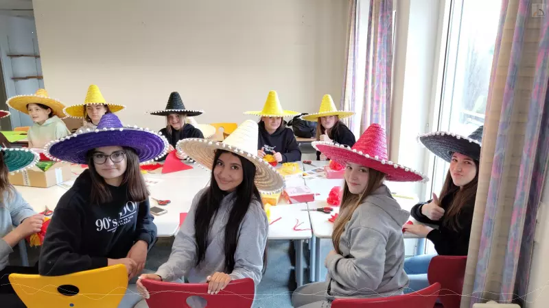 Schülerinnen mit Sombreros