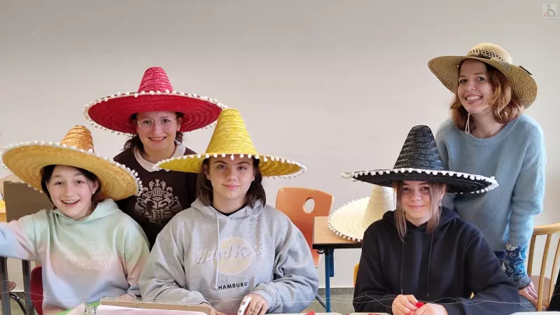 4 Schülerinnen und Lehrerin mit Sombrero