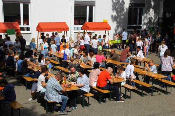 Schulfest im Innenhof mit Essgelegenheiten