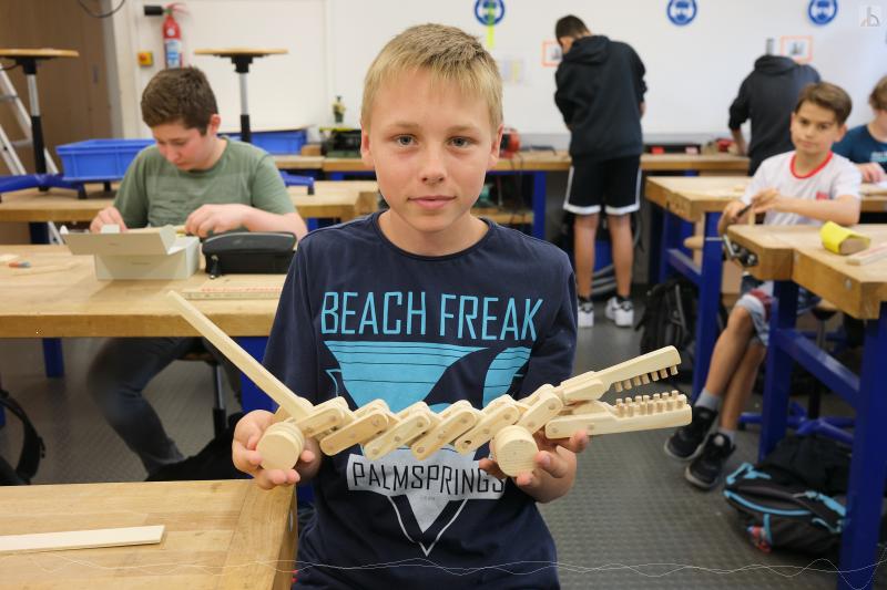 Junge mit Holzkrokodil