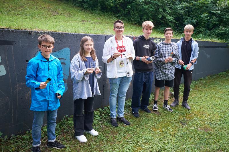 Kleine Knstler posieren fr Gruppenbild