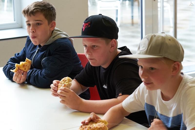 Drei Jungs beim Essen