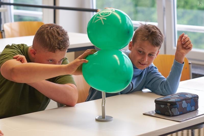 Grüne Luftballons im Physikunterricht