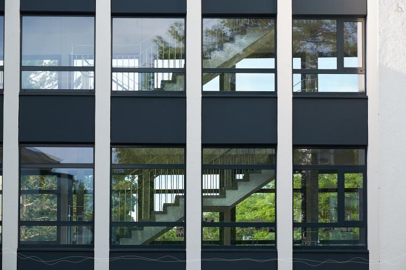Blick von auen auf den bergang A- zu B-Bau