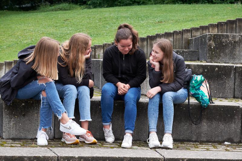 Vier Mdchen im Atrium