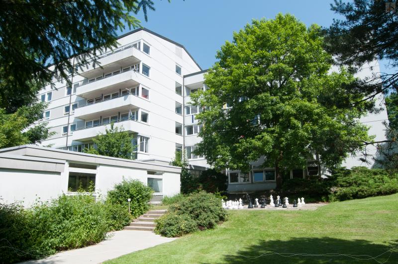 Blick auf den F-Bau mit Baum