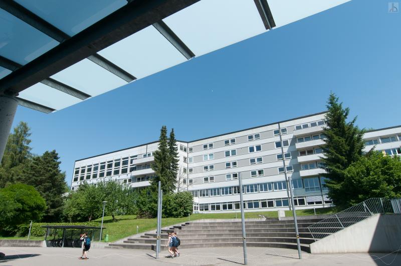 Blick vom Haupteingang auf den F-Bau