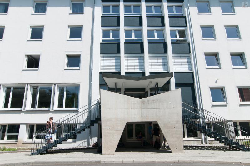 Eingang zum A-Bau von der Busschleife