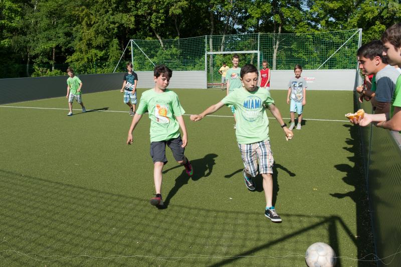 Schler spielen Fuball auf dem Soccer-Feld