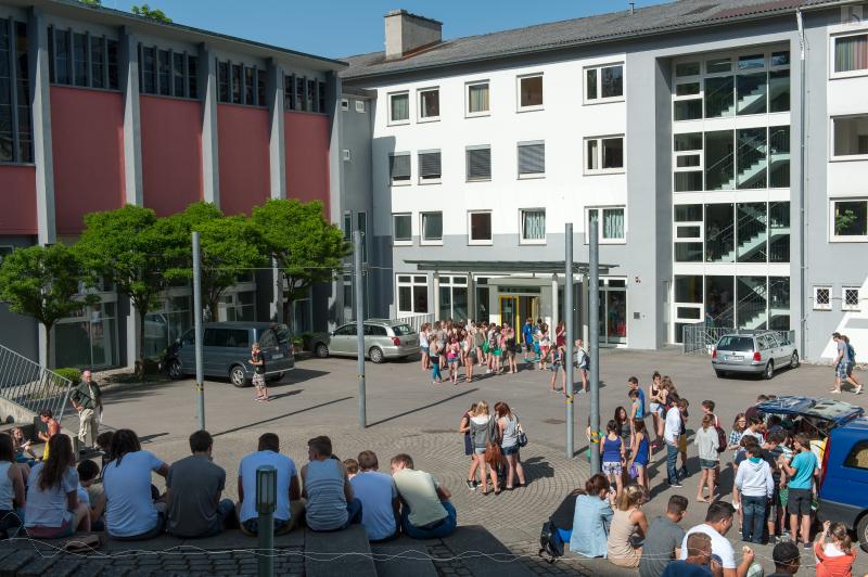 Gebude der Schule und Schulhof mit Schlern