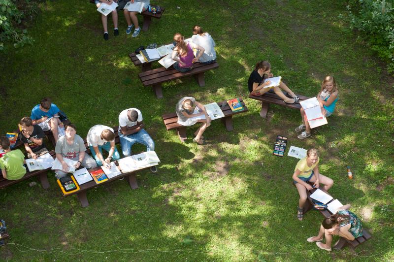 Schler im Auenklassenzimmer