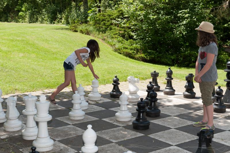 Zwei Schlerinnen beim Schachspiel im Schulhof