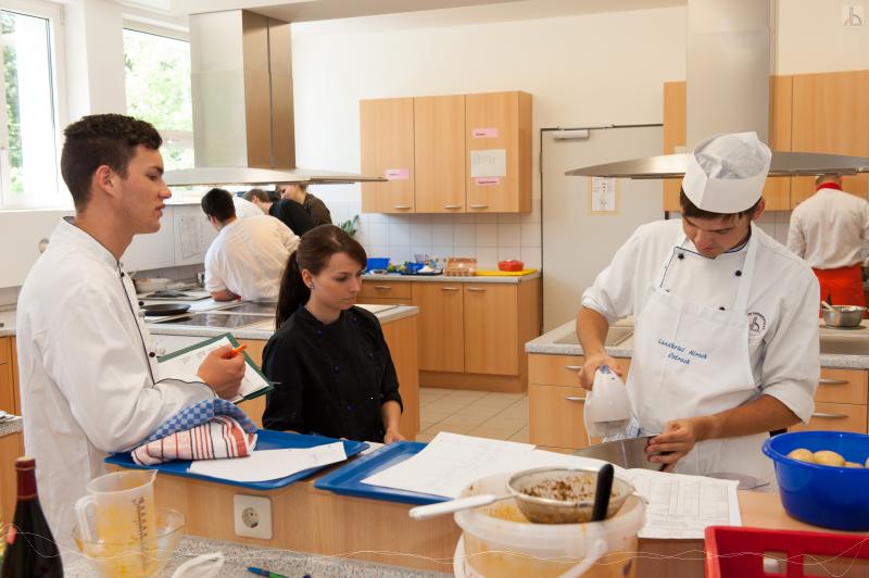 Schler kochen in der Schulkche