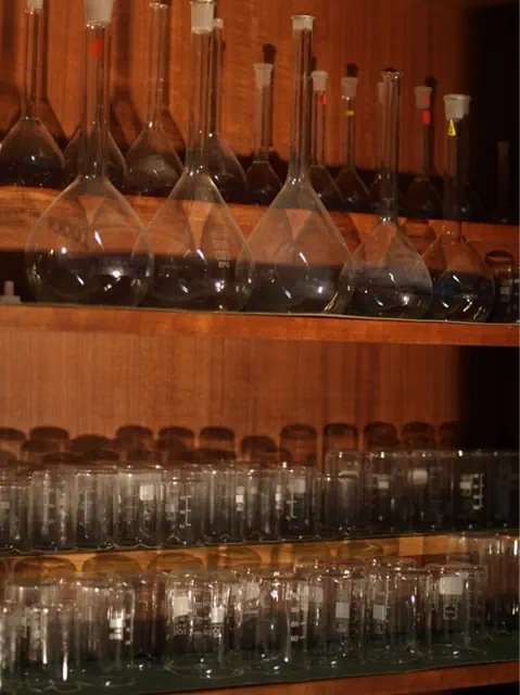 Regal mit verschiedenen Glasbehältern