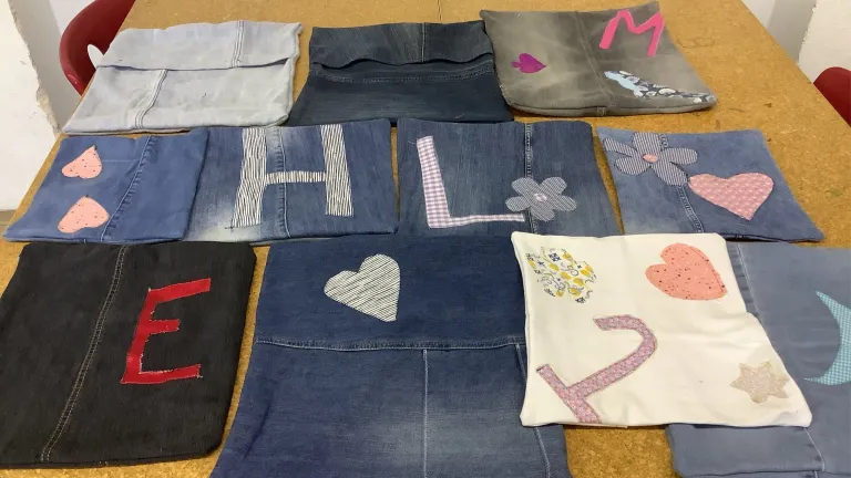 Aus alten Jeans entstandene Werke