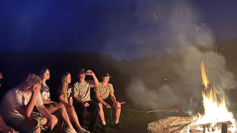 Gruppe am Lagerfeuer