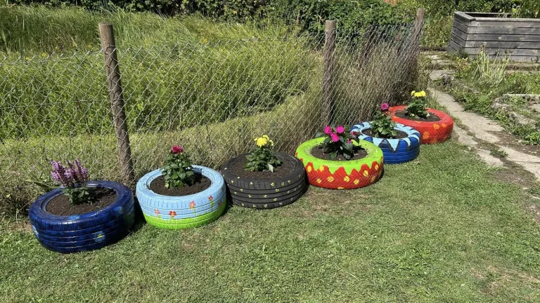 Upgecycelte Autoreifen am Schulteich