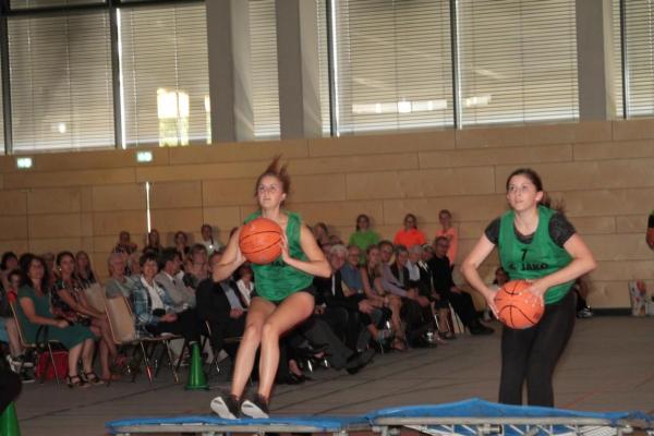 Sportaufführung: Zwei Schülerinnen mit Basketball