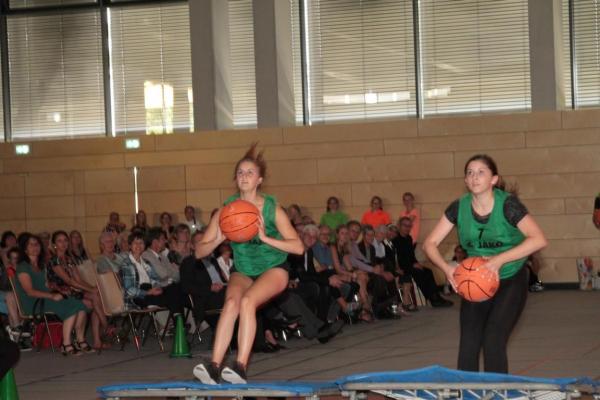 Sportauffhrung: Zwei Schlerinnen mit Basketball