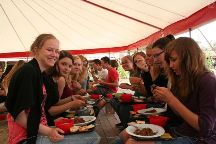 Schülergruppe in Taizé beim Essen