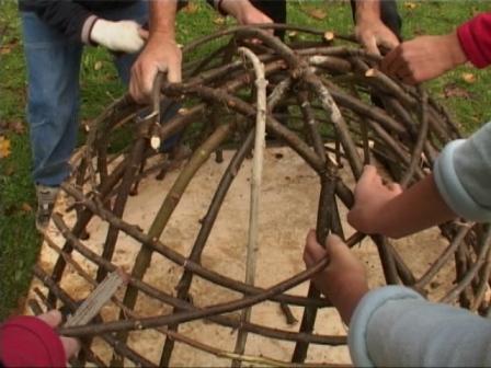 Beim Bau des Lehmbackofens: Korbgeflecht fr die Decke