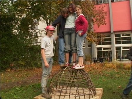 Schler stehen auf dem Korbgeflecht fr den Lehmbackofen