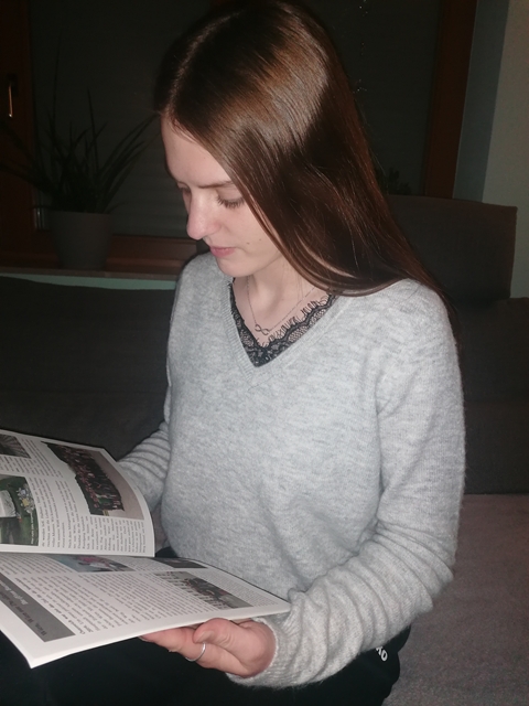 Schlerin liest die Schlerzeitung