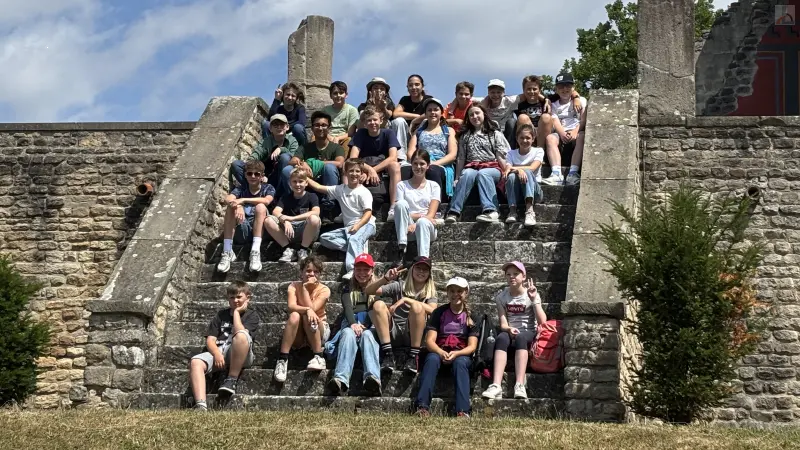 Gruppenbild auf rmischer Mauer