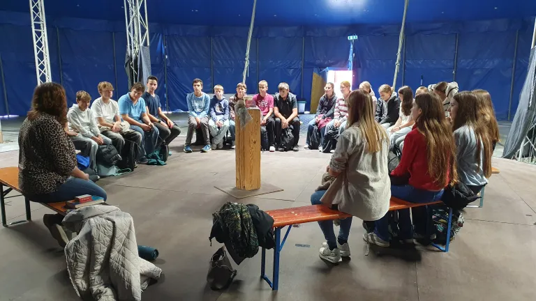 A8a im Zirkuszelt des Haus Nazareth