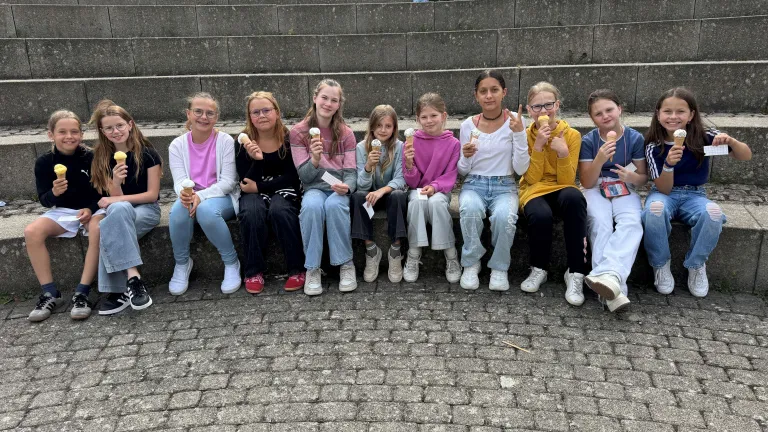 M�delsgruppe beim Eisschlecken