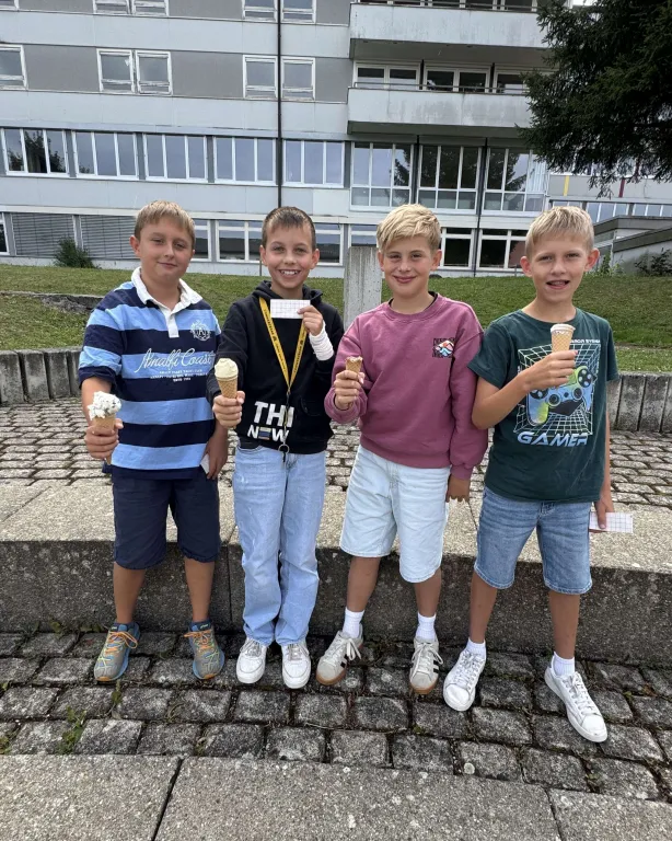 Jungsgruppe beim Eisschlecken