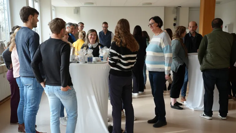 Die Kandidat*innen im Gespr�ch mit Lehrer*innen