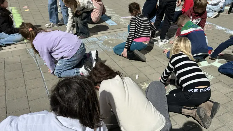 Sch�ler verzieren den Schulhof