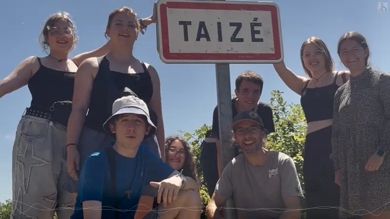 Gruppe vor dem Ortsschild