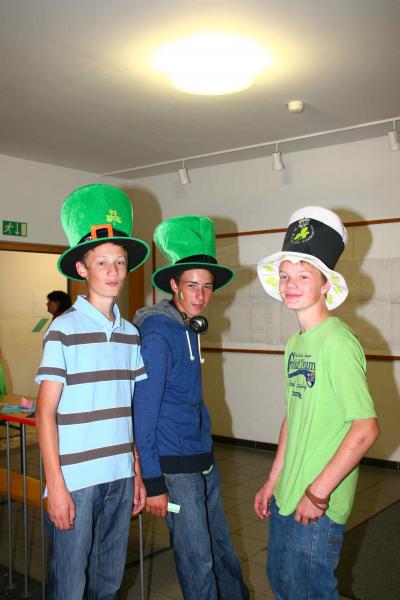Drei Schüler mit riesigen Hüten