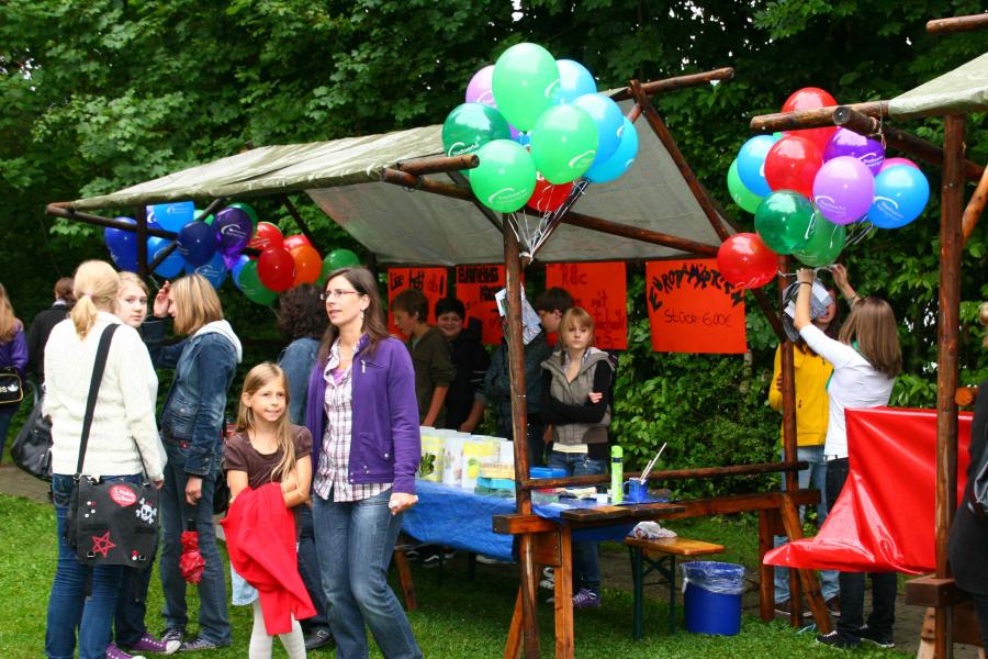 Verkaufsstand mit Luftballons