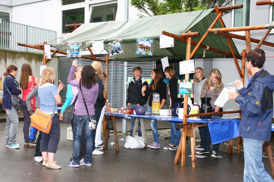 Verkaufsstand mit Segeldach