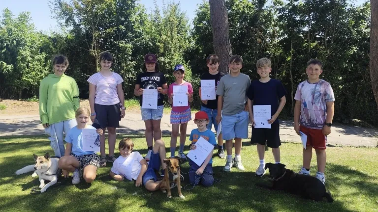 Absolventen des Hunde-Lizenz-Kurses 2025