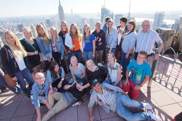Schülergruppe mit der Skyline im Hintergrund