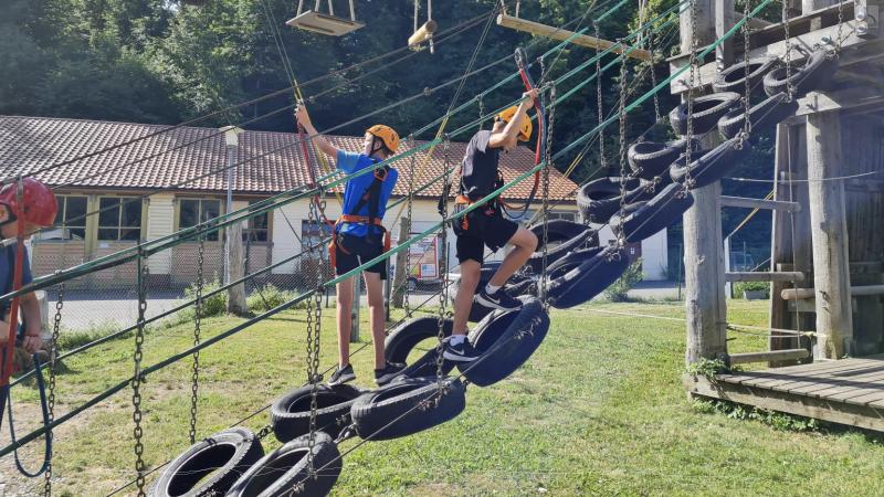 Schler im Kletterpark