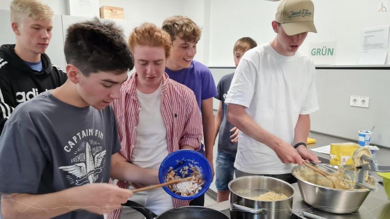 Schülergruppe beim Kochen