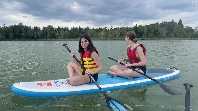 Zwei Mdchen auf Paddelboot