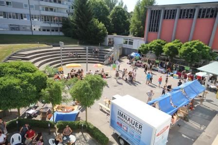 Blick ins Atrium mit Ständen
