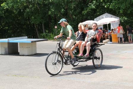 Lustige Fahrt auf einem Lastenfahrrad