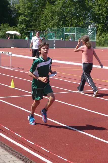 Schueler beim Sprint auf der Tartanbahn