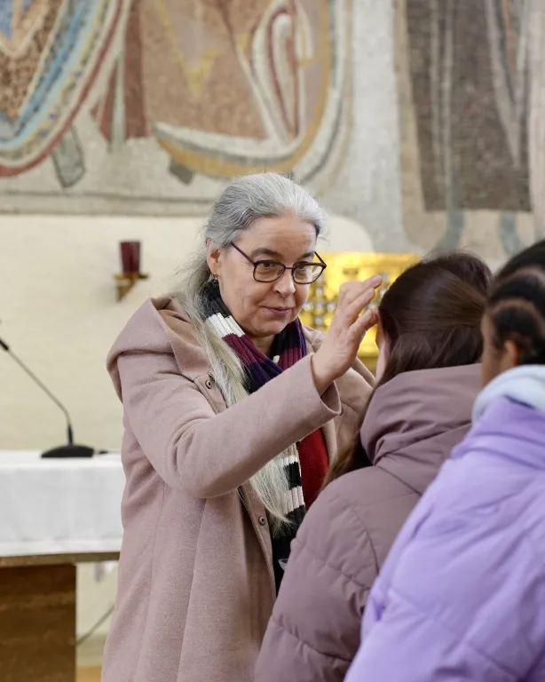 Aschekreuz auf die Stirn