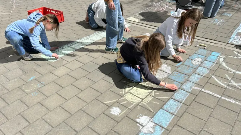 Schler verzieren den Schulhof