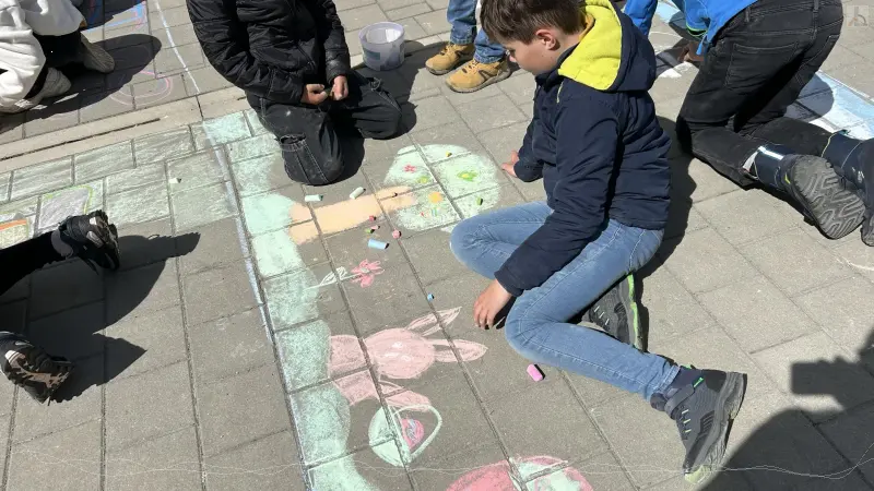 Schler verzieren den Schulhof