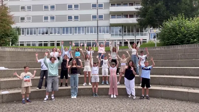 Unsere ukrainischen Schler winken im Atrium