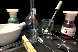 Reagenzgläser und Tinkturen aus der Chemie